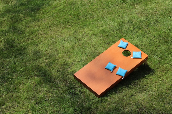 wooden-cornhole-board-blue-bags