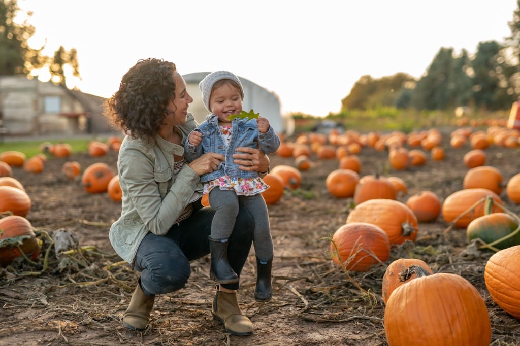 mother-daughter-pumpkin-patch