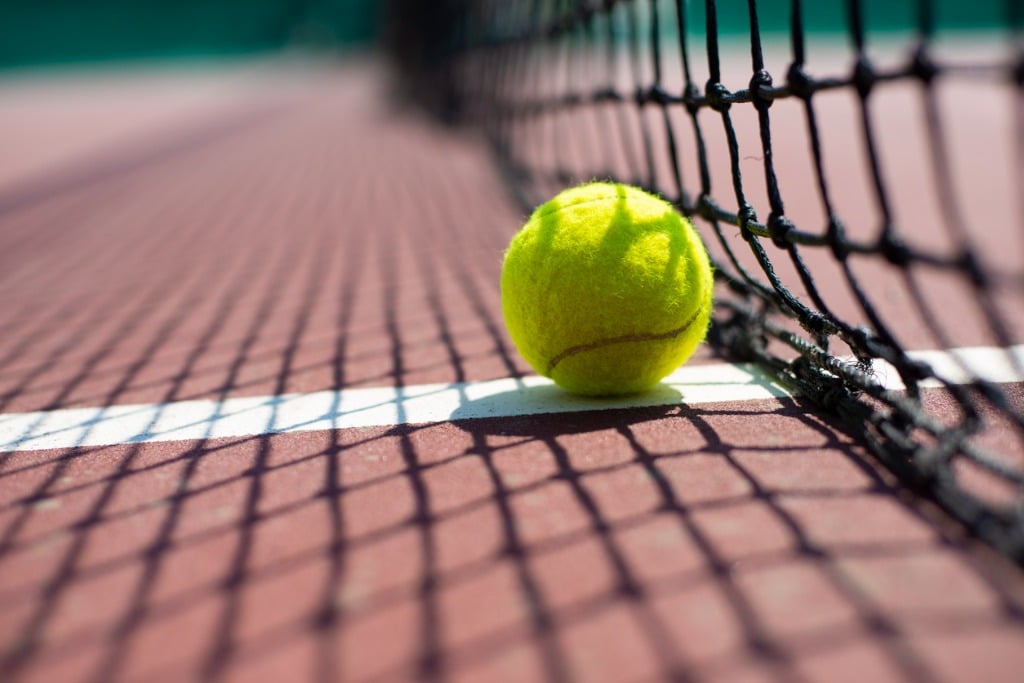 tennis-ball-and-tennis-court